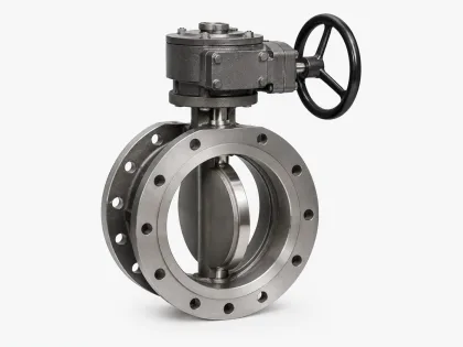 Double-flanged butterfly valve with gear operator and handwheel